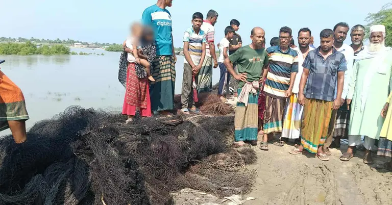 পুড়ে যাওয়া জালের সামনে এলাকাবাসীর অবস্থান